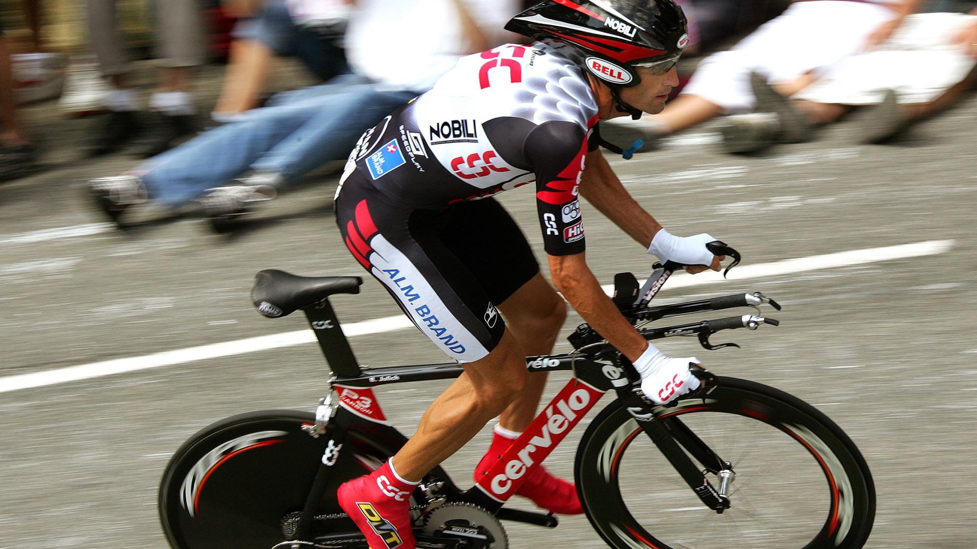 “高速误区”——车手如何避免惊险失误，高速行驶中预防事故的措施